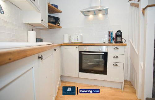 2 Bed House By Southern Stays Short Lets & Serviced Accommodation Bournemouth With Parking - Relocation & Family, 1km From The Beach - Photo 13