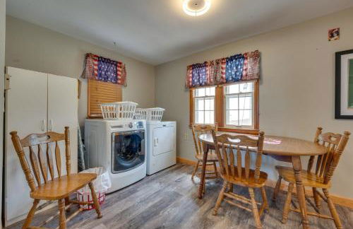 Cozy Iowa Getaway with Patio and Fenced-In Yard! - Foto 11