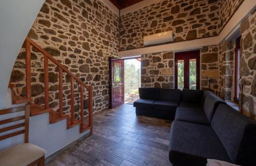 Villa & Stone House with Pool, 10 Mins to Skala Eressos Beach - Foto 19