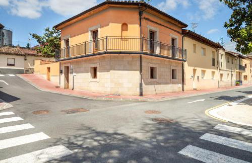 URIBE-ENEA Casa sola con amplio patio en Elciego con visita a bodega, siempre sujeta a disponibilidad - Foto 2