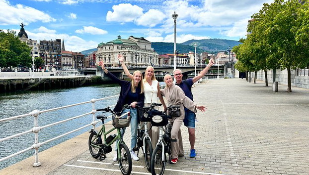 Bilbao Highlights Tour in E-Bike di 3 ore: tour per piccoli gruppi o privato - Foto 2, Bilbao Highlights tour in e-bike