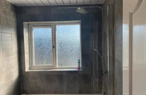 Stylish 3 bed house, private parking , with conservatory, close to KFC, McDonalds, ALDI and ASDA - Photo 16