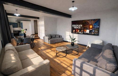 Central Apt With Balcony - Walk to Bars & Stations - Foto 1