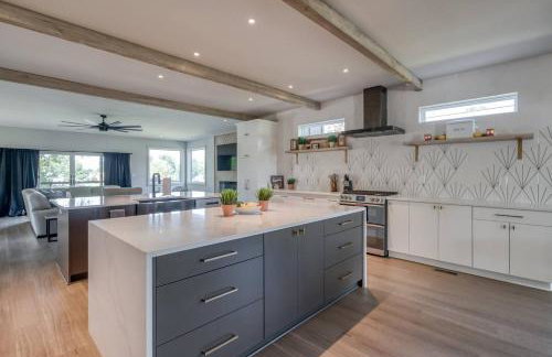 6BR Lakefront Private Dock & Bonfire Sleeps 12 - Foto 13