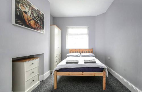 5 bedroom house, free parking, near football, sleeps 8 - Photo 3