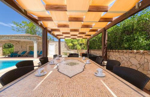 Golfinhos - MAGNIFICENT & SPACIOUS 5 BEDROOM VILLA - Foto 70