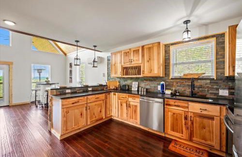 TN Whiskey Cabin- Lake and Mtn Views- Covered Deck- Game Room- Pool Table- Pets - Foto 40