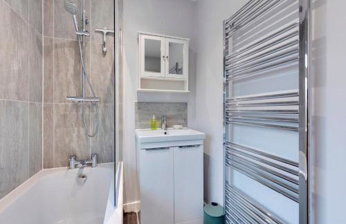 Pass the Keys Spacious and modern house with Free Parking - Photo 44