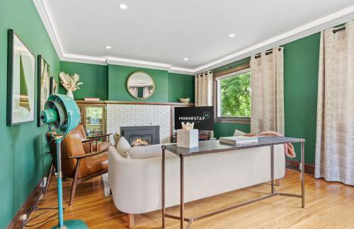 Lowry Parlour - Photo 16