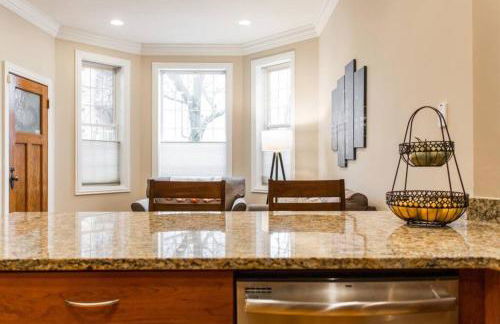 The Wrigleyville Deluxe -Steps from Wrigley Sleeps 10 - Foto 5