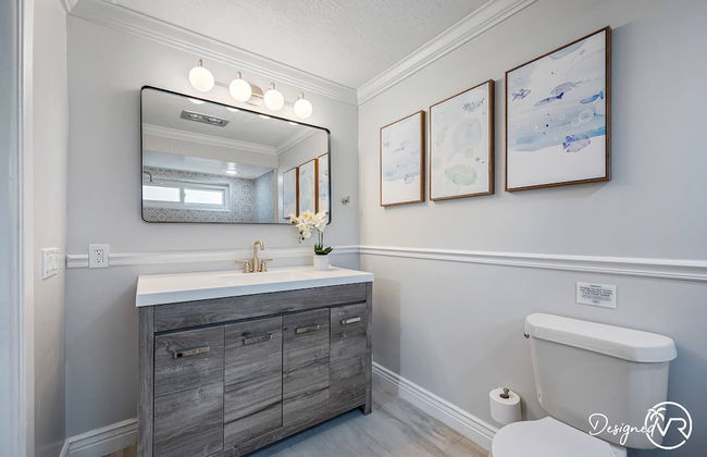 8BR Villa with Heated Pool Near Beach - Foto 50