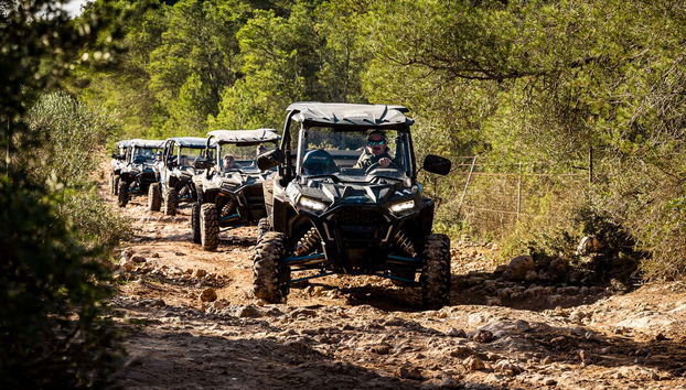 Pilotando el buggy por caminos embarrados
