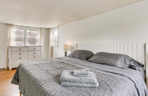 Walk to Lake Hopatcong Vibrant Home with Deck! - Foto 15