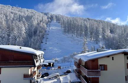 Facing the Sestriere Ski Slopes - Foto 56