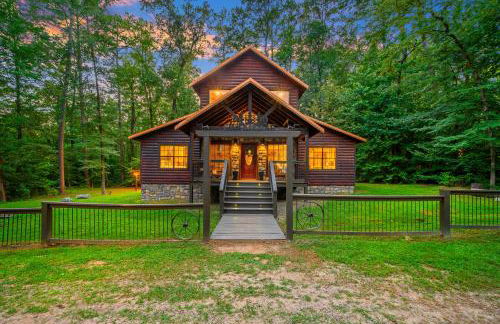 Rustic Family Getaway - Pool Table, Hot Tub, Pets, Great Location - Photo 6