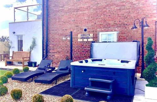 Stunning views, Hot tub, 5 mins to Chester - Photo 75