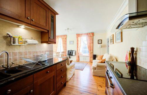 GuestReady - Historic Edinburgh Old Town Apartment - Photo 10