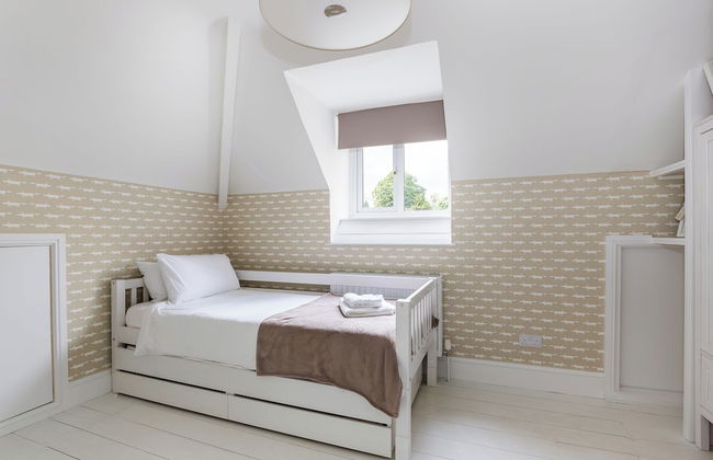 Stunning 5 Bed in the Centre of Bourton - Photo 7