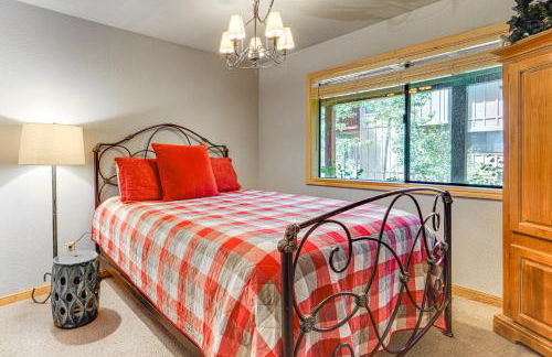 Close to Ski Slopes Tahoe Ski Chalet with Fireplace - Foto 19