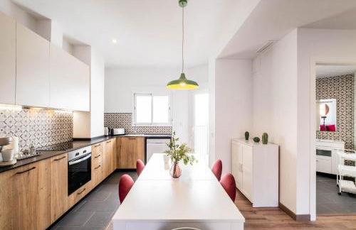 Spacious Apartment with Great Views - Photo 6