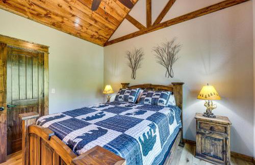 Big Cedar Vacation Rental with Deck and Hot Tub! - Foto 14