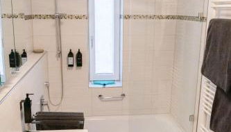 Eggstätt am Chiemsee, Auto-Check-in 24-7, gratis Parkplatz an der Unterkunft, Netflix & Amazon Prime inc, voll ausgestattet - Photo 4, towels, Shower