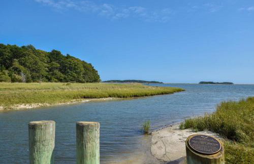 Gorgeous Renovation Walk to Water - Photo 4