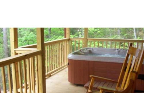 Cabin in the Treetops-Peaceful 1BR 20-Acre Rural Retreat-HotTub&WiFi near Asheville - Foto 1