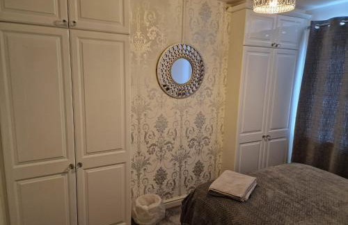 L & J ESCAPES- 4 BEDROOMs SUITABLE FOR CONTRACTORS AND FAMILIES- LARGE PRIVATE PARKING-10 MINUTES TO M6 JUNCTION 9 - Foto 17