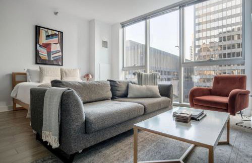 Loop studio w theater games nr Millennium Park CHI-1017 - Photo 1