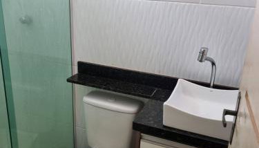 Casa espaçosa, Mobiliada e bem localizada - Foto 5