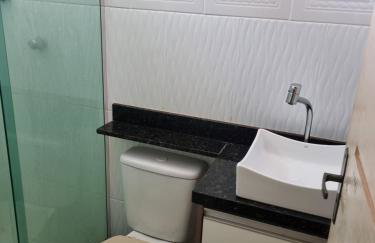 Casa espaçosa, Mobiliada e bem localizada - Foto 5