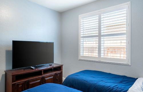 Spacious 4BR Home With BBQ, Near Sequoia & Fresno - Photo 14