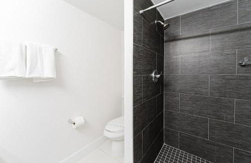 Beachside Modern 2BR 2BA - Foto 25