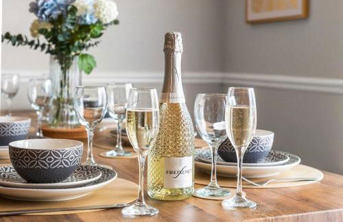 Stylish 5-Bedroom House, Accommodates 10, Fast Wi-Fi & Private Garden - Foto 43