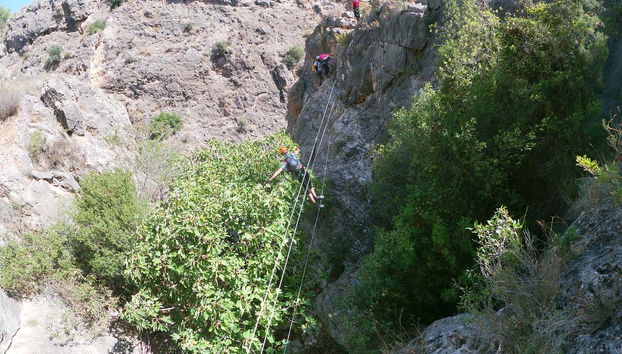 Parcourez la via ferrata du canyon d'Almadenes
