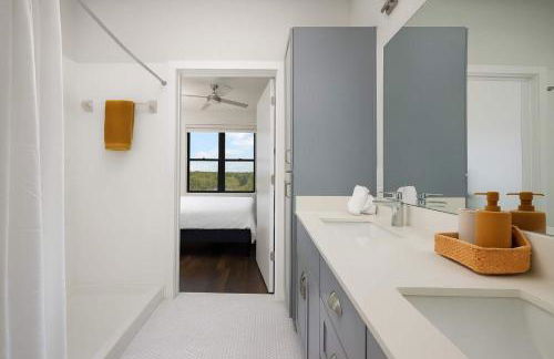 Stylish Downtown 2BR Retreat with Parking and Pool - Foto 10