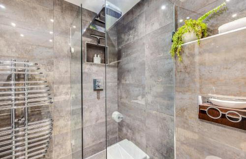 Shenley House - Close to City Centre - Driveway Parking, Self-Check-In, Workspace, Fast WiFi and Smart TV by Yoko Property - Foto 6