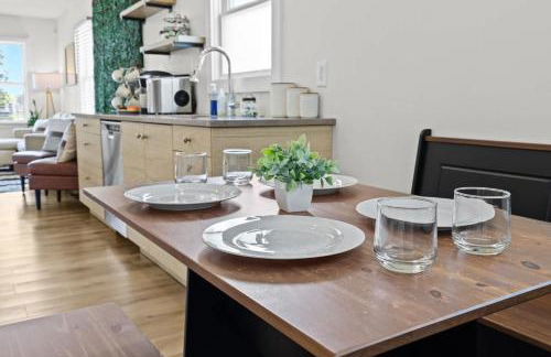 3BR 2BA Derby Home Walk to Churchill Free Parking - Foto 3