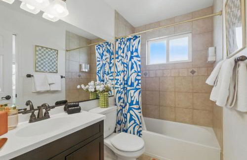 Spacious 4BD - Backyard BBQ, Fire Pit & Mini Golf - Foto 19