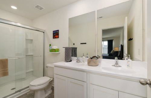 New 3BR Raceday Retreat - Steps from Speedway - Foto 39