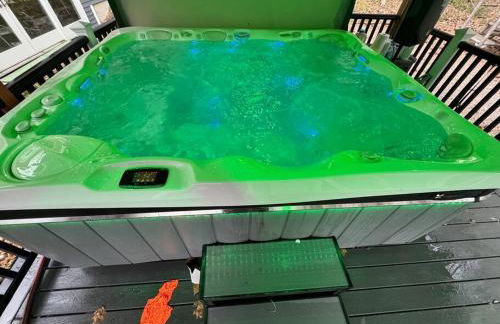 New Sunday River Ski Retreat with Hot Tub Spa - FirePit Sleeps 16 - Foto 47