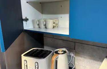 Luxurious Three-Bedroom Family Home with Free Parking - Foto 3