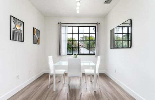 Newly Remodeled Lakefront Oasis - Foto 13