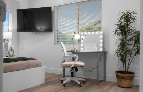 Entire Private Home with 3 Bedrooms 2 Bathrooms, with Garage, Gated Yard, King Bed House, Available Now - Foto 55