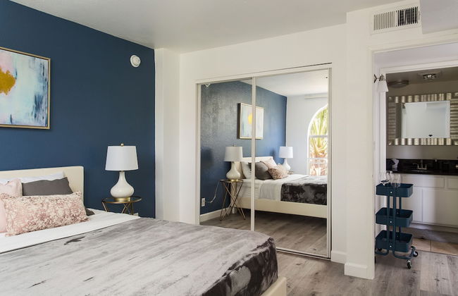 Extravagant Hollywood Cosmo Suites - Photo 7