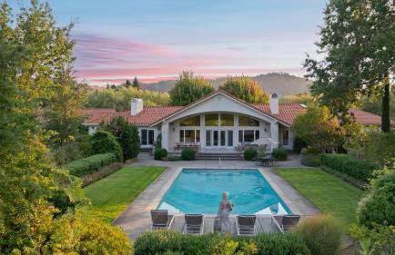 Vineyard Estate w Pool Spa Bocce Ball Mins to Wineries Park Lawndale Manor by AvantStay - Foto 1