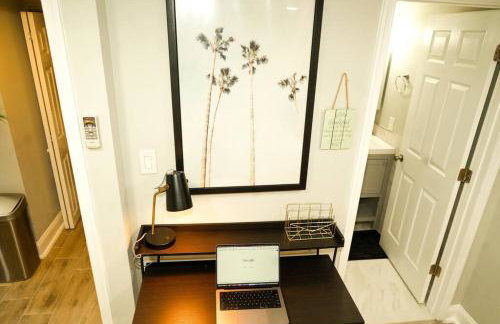 Modern 1BR Unit with Free Parking Walk to Metro - Foto 16