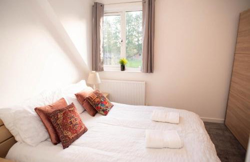 Walnut Flat, 2-Bedroom with Ensuite - Parking, Netflix, WIFI - Close to Oxford, Bicester & Blenheim Palace - F4 - Photo 7