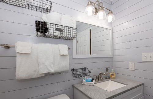 F Lakefront! Remodeled, Sleeps 4, Boat Slip, Patio, WiFi, Cable, Pool - Foto 29